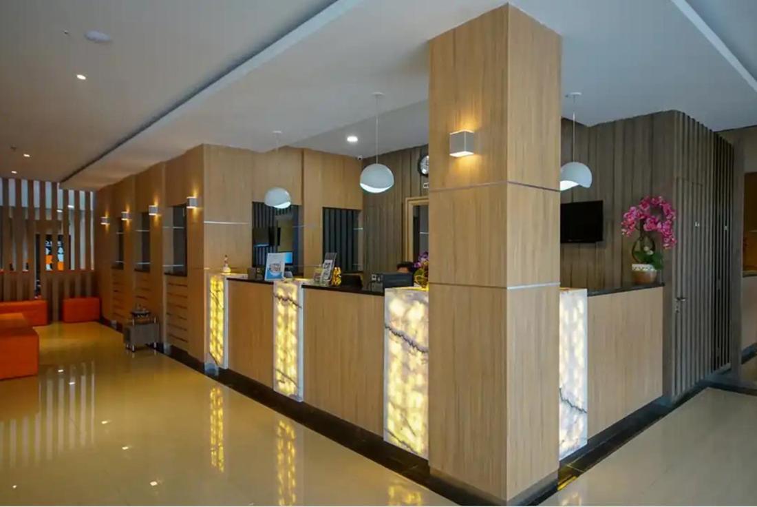 Twospaces Living At Kr Hotel パレンバン エクステリア 写真